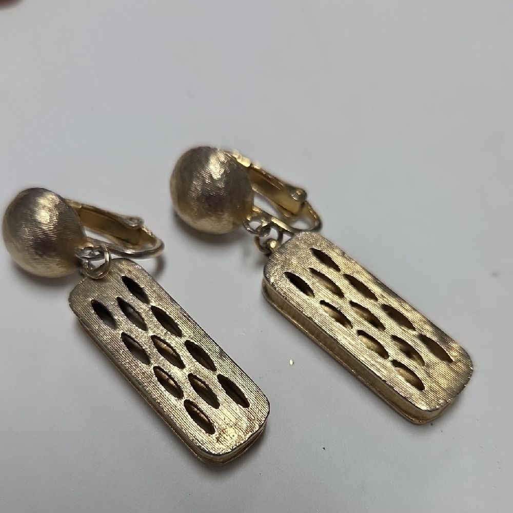 Vintage Goldtone Dangle Earrings. 5087